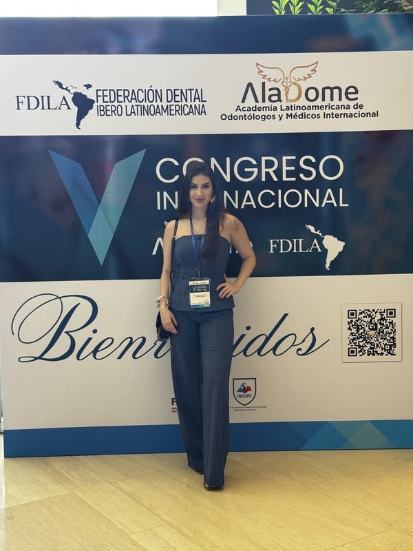 Dra. Amanda Vitorino no painel de boas-vindas do V Congreso Internacional da AlaDome e da FDILA